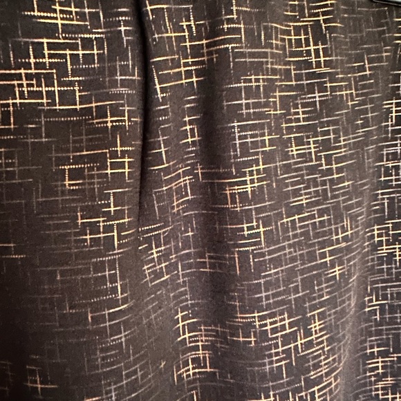 Mid length pencil skirt. New/Never Worn. Large. - Picture 3 of 4